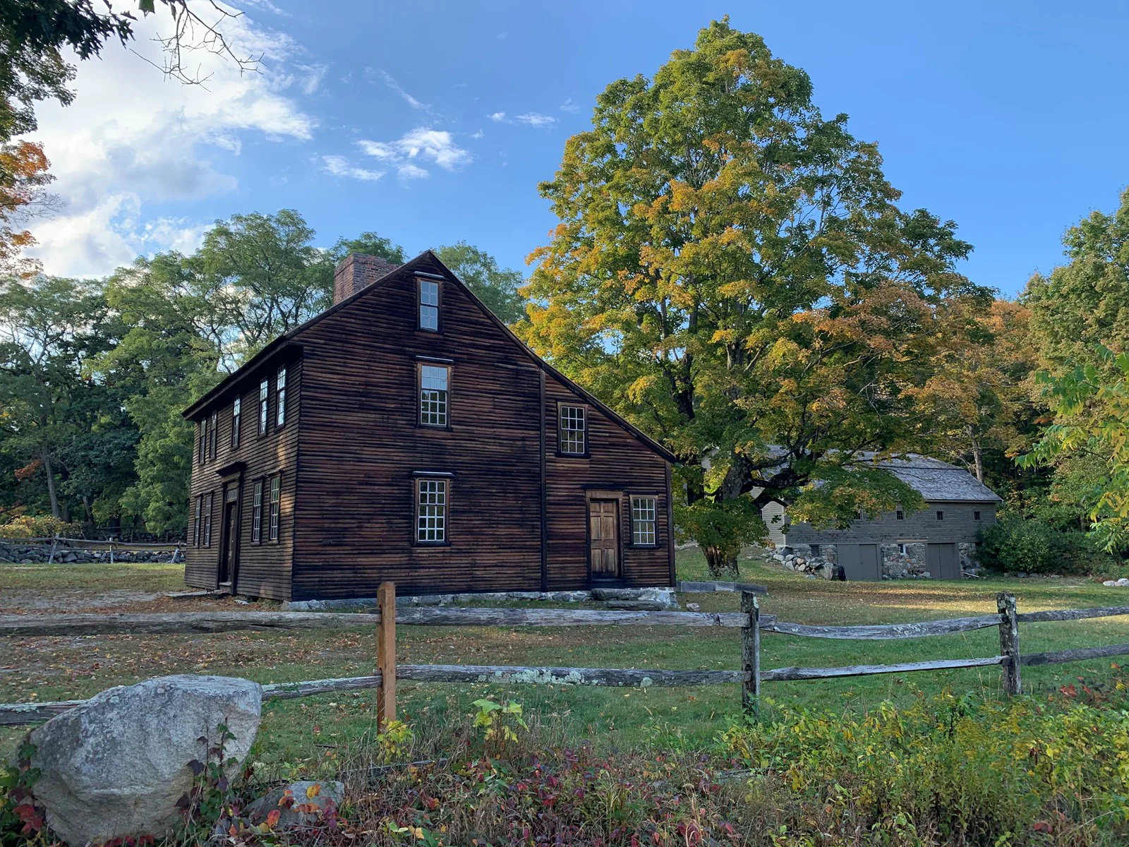 Hartwell Tavern beside the Battle Road, a preserved witness house with later additions.