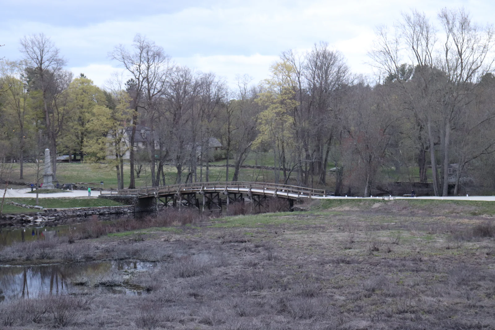 A present-day view along the Concord River toward North Bridge, with the obelisk beyond the crossing.