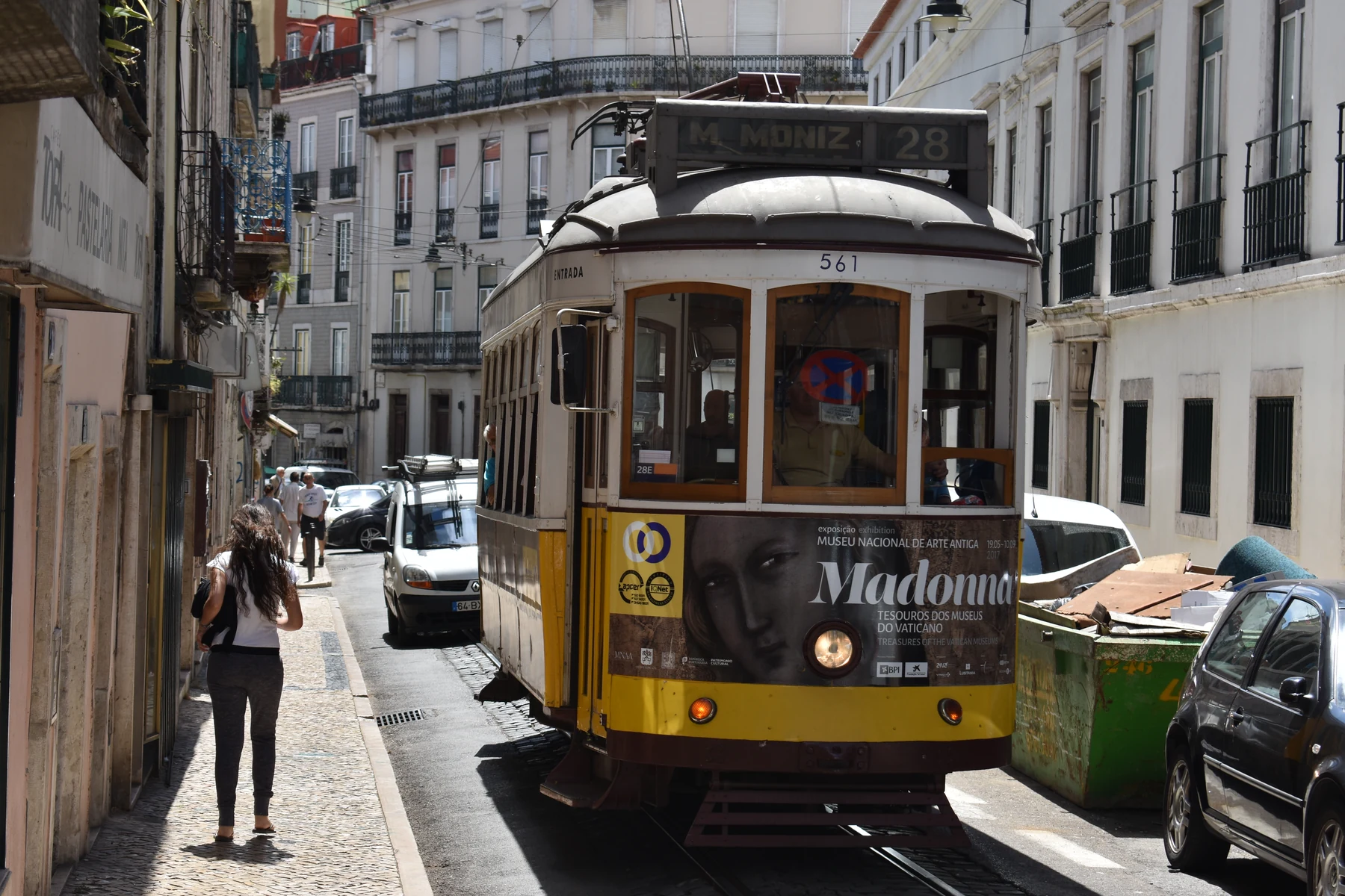 A present-day street view in the Rua do Poço dos Negros area