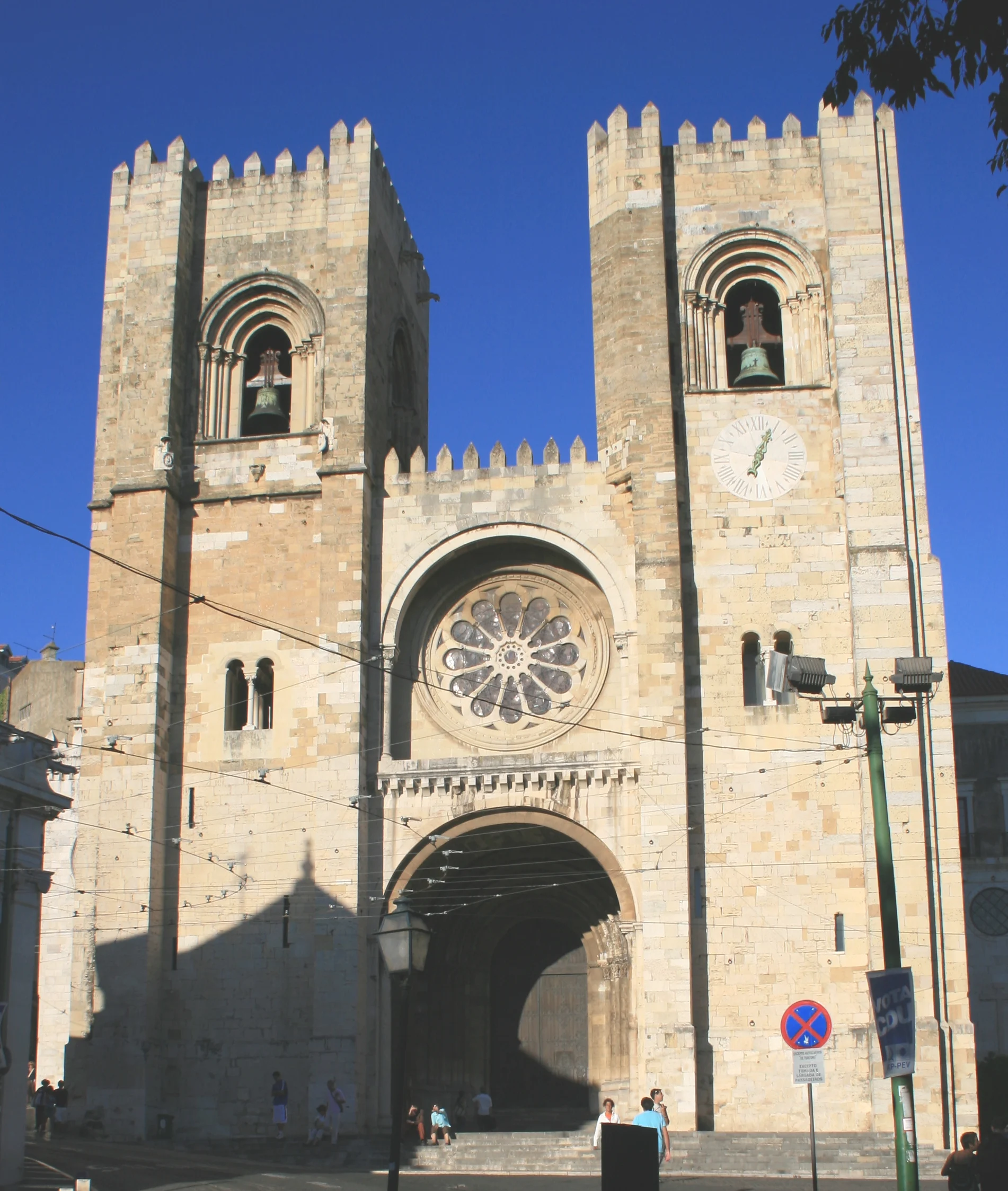 The west façade of Lisbon Cathedral uses twin towers, crenellations and a deep portal to project a strongly medieval image.