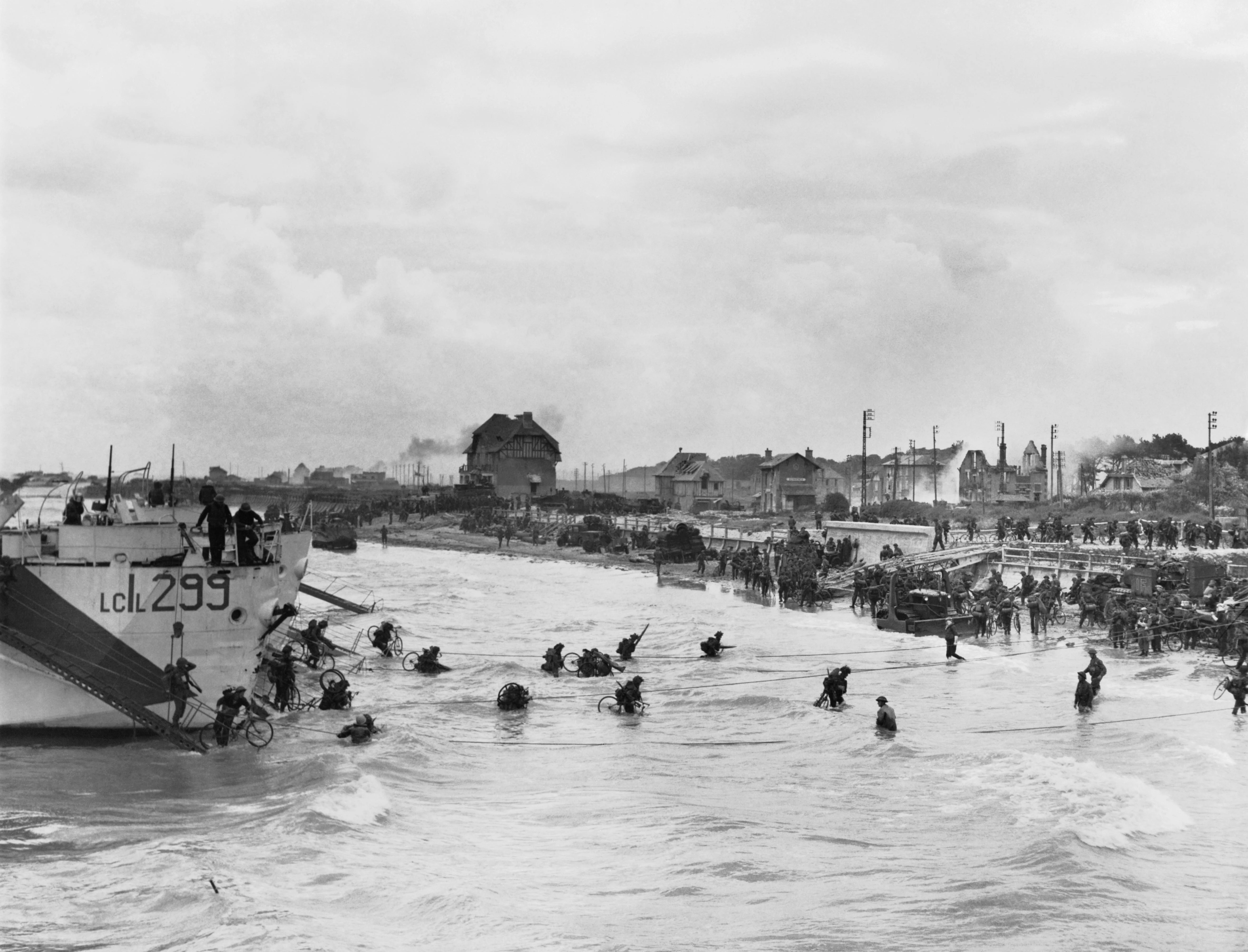 Canadian troops of the 9th Canadian Infantry Brigade come ashore at Nan White near Bernières-sur-Mer on 6 June 1944