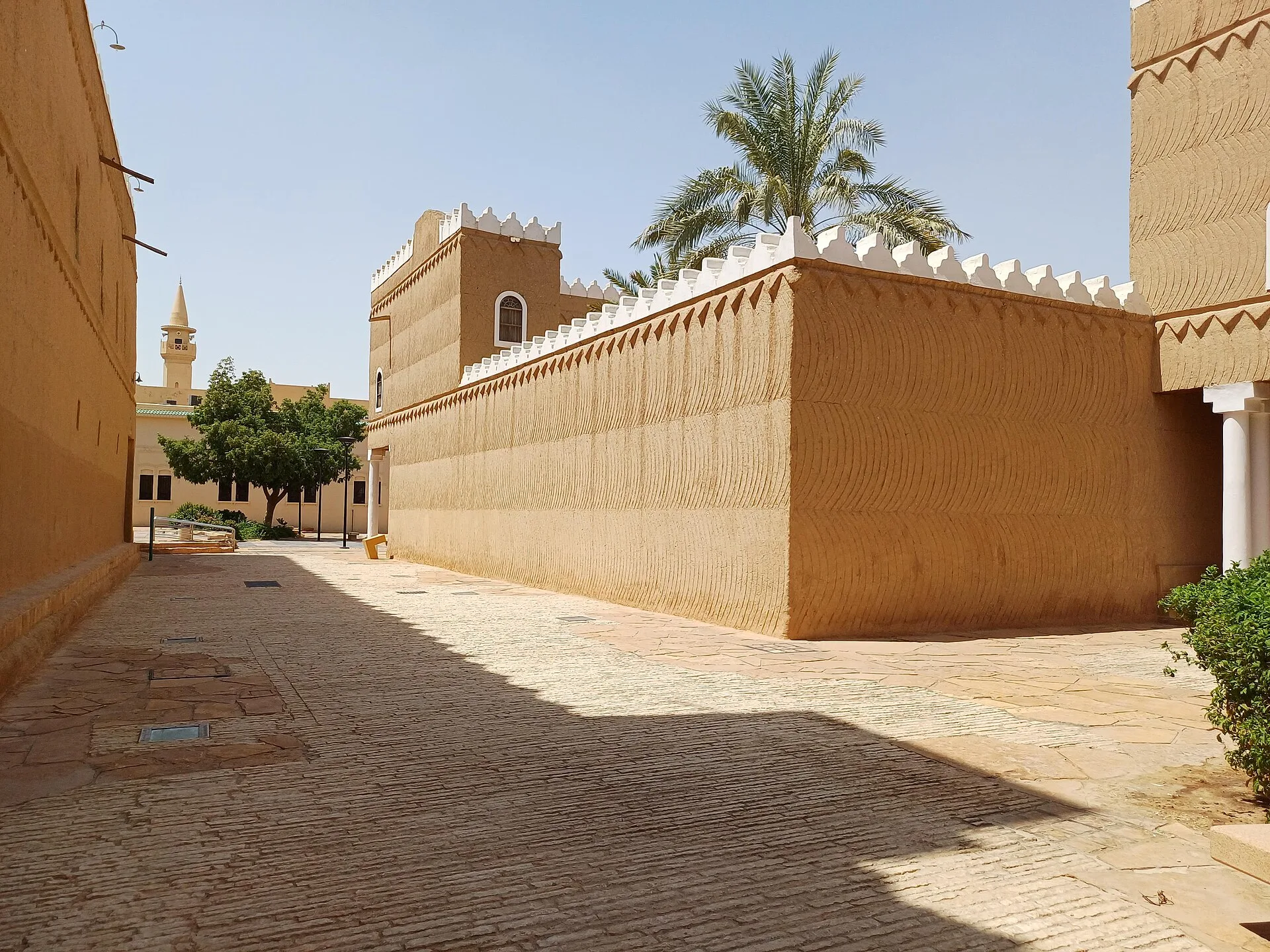 Murabba's long earthen walls, patterned plaster and shaded lanes show a maintained administrative compound.