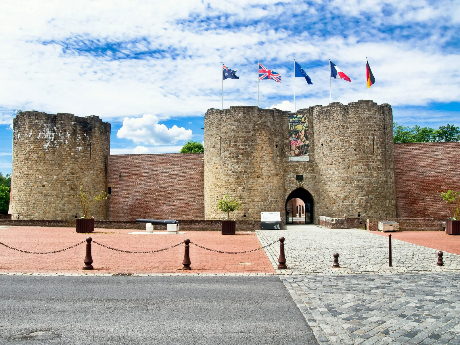 The Historial de la Grande Guerre combines Péronne's castle with a modern museum extension.